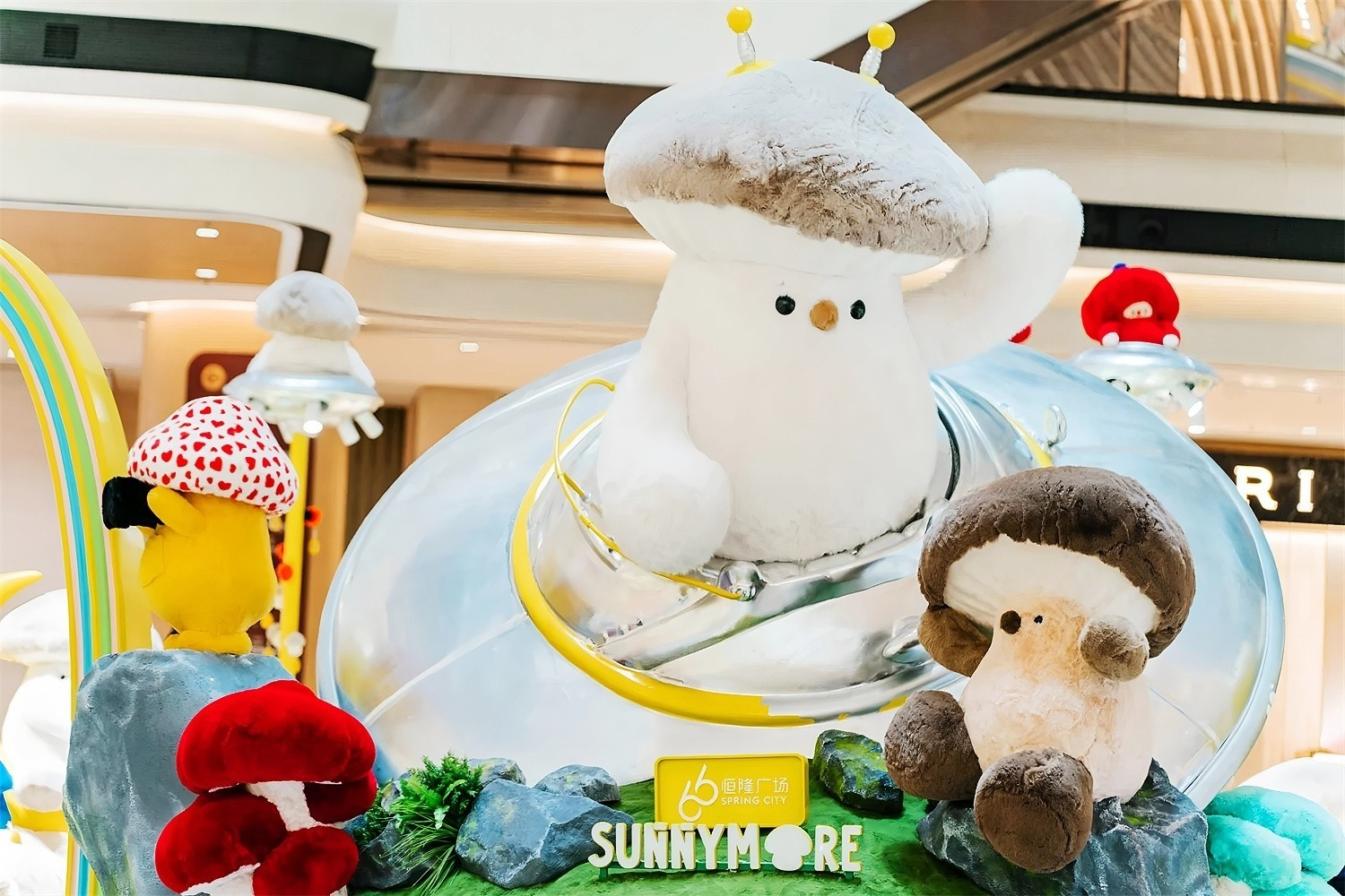 昆明恒隆广场 SUNNYMORE 主题快闪美陈设计深度解析-肆墨设计（图ZMTU3NjYzODg=） - 资讯 - 站酷设计师肆墨设计原创素材 - 站酷ZCOOL