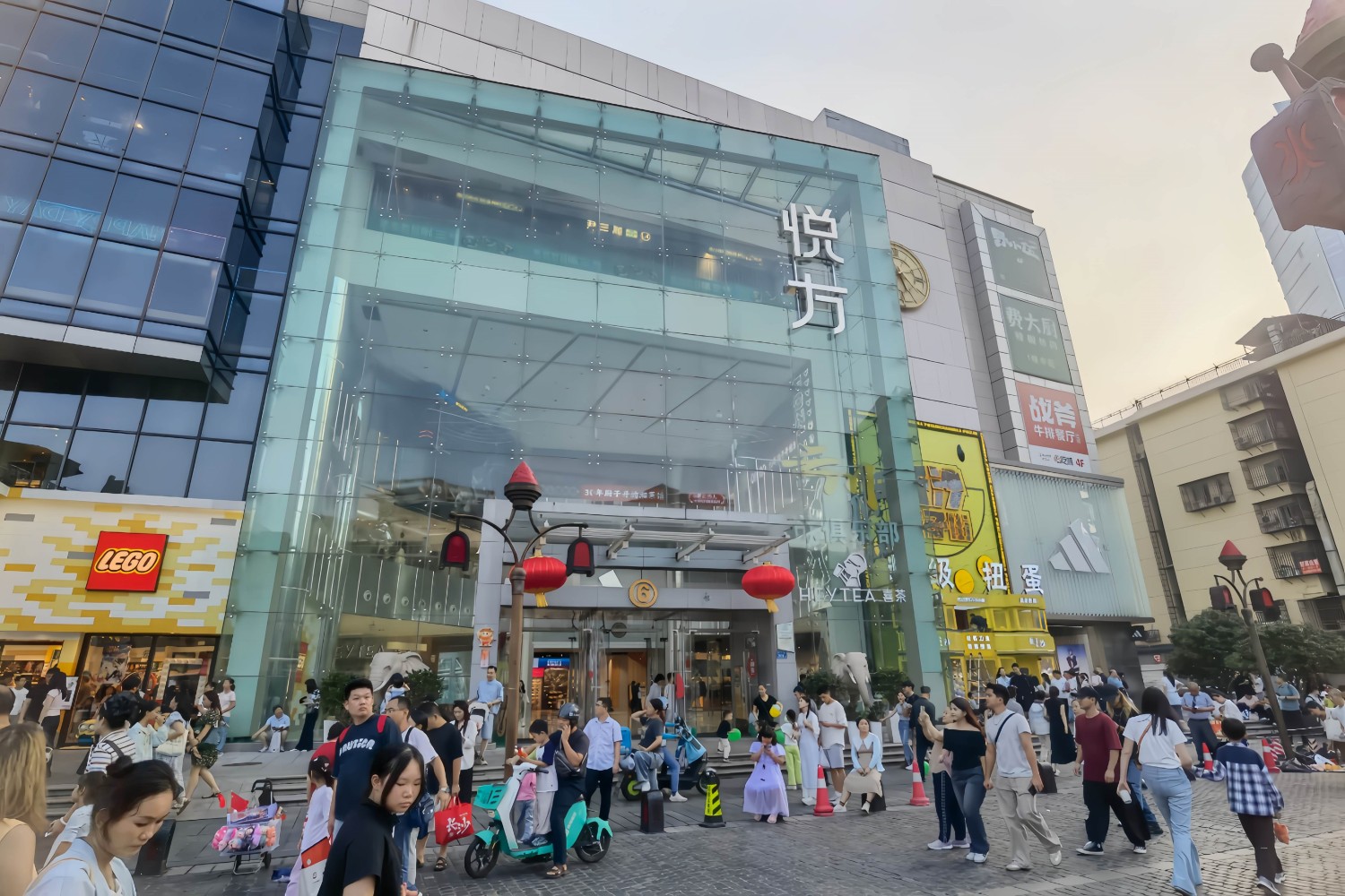 商业街中段客流断层？用美陈氛围将过路空间变打卡点-肆墨设计（图ZMTU3NzQyMzY=） - 观点 - 站酷设计师先锋策划设计汇原创素材 - 站酷ZCOOL