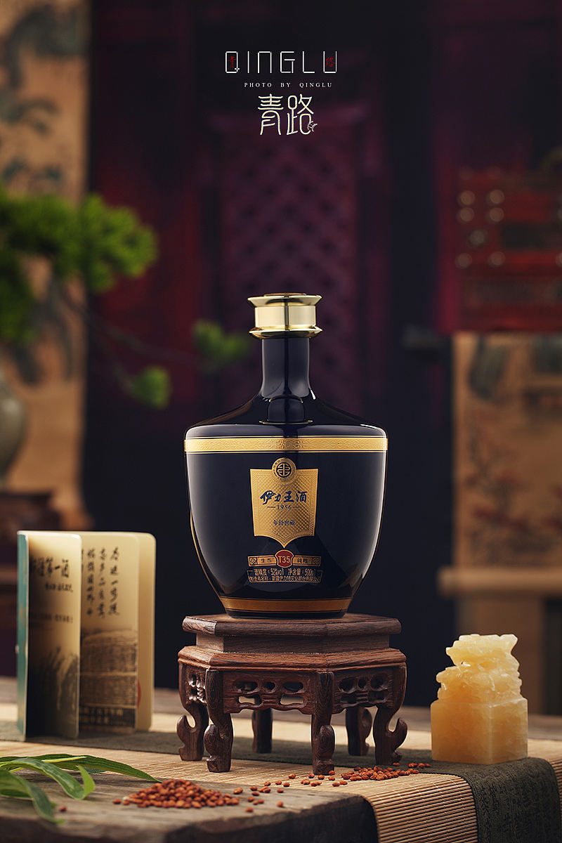 白酒摄影 | 伊力王酒1956年份窖藏（图ZNDEwNDExOTA4） - 产品摄影 - 站酷设计师青路原创素材 - 站酷ZCOOL