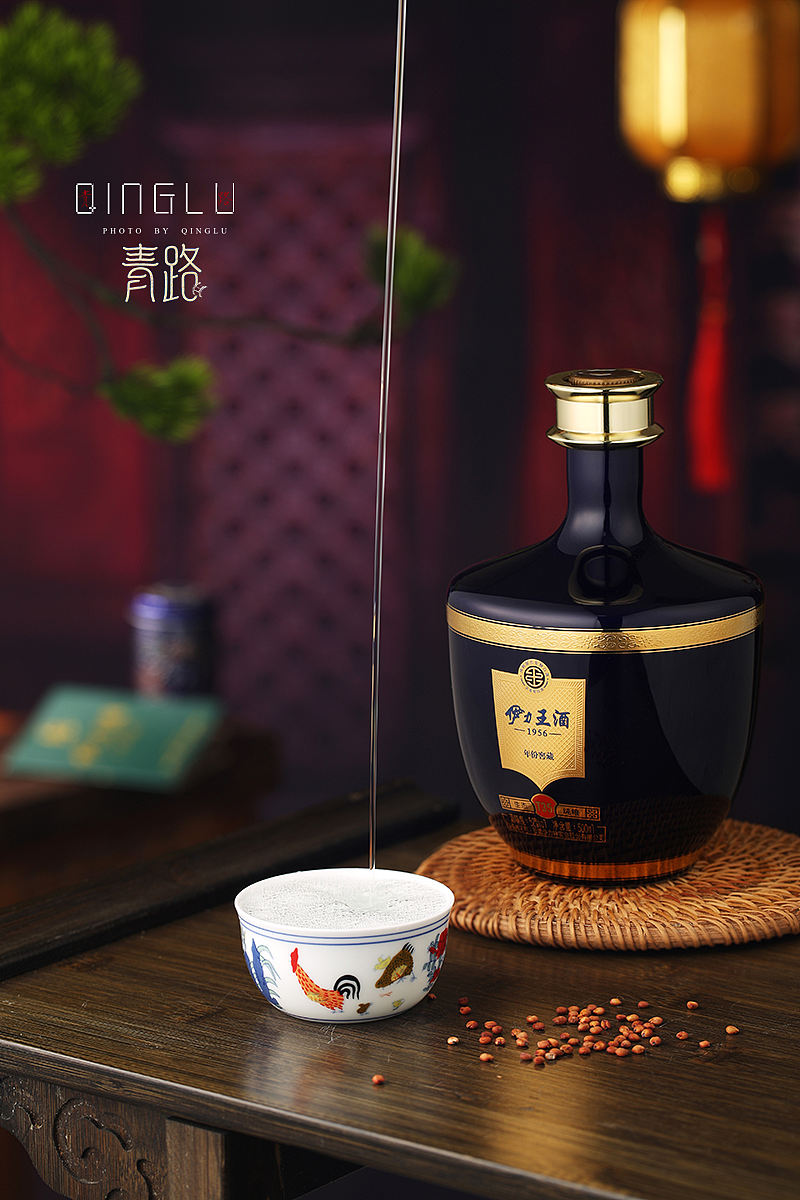 白酒摄影 | 伊力王酒1956年份窖藏（图ZNDEwNDExOTIw） - 产品摄影 - 站酷设计师青路原创素材 - 站酷ZCOOL