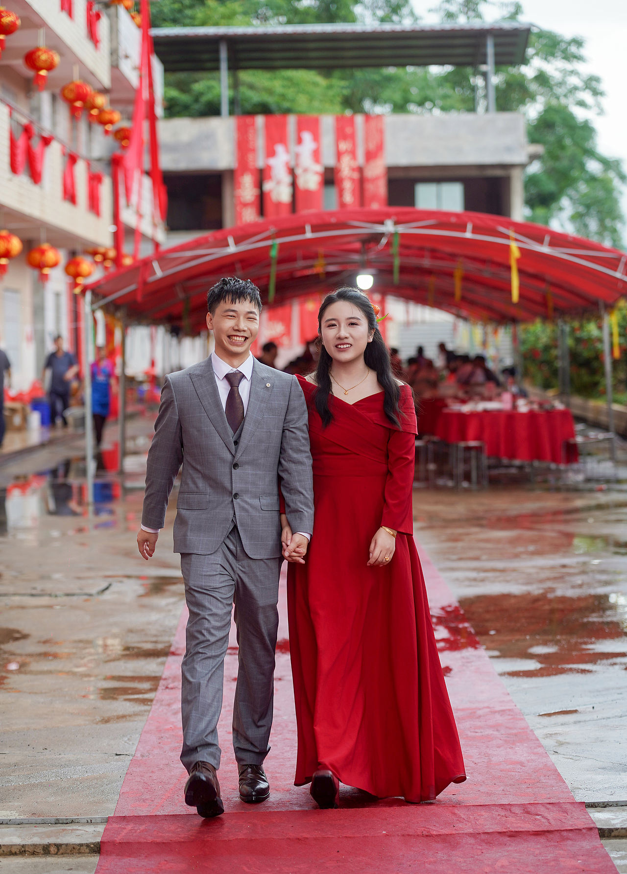 大红棚婚礼跟拍（图ZNDEwNjMxMDMy） - 人像摄影 - 站酷设计师摄影师何小康原创素材 - 站酷ZCOOL
