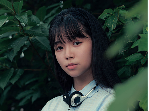风和刘海肆意地交谈
