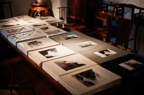董明摄影艺术特展开幕，聚焦华人艺术家、黄山风光和抽象表达（图ZMTU3OTE1NTI=） - 资讯 - 站酷设计师第一资讯播报原创素材 - 站酷ZCOOL
