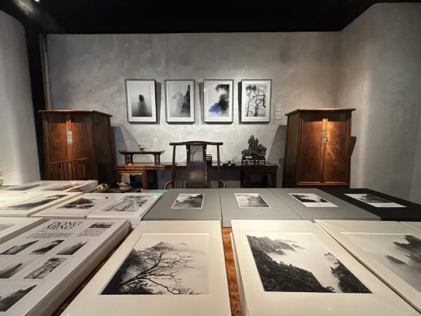 董明摄影艺术特展开幕，聚焦华人艺术家、黄山风光和抽象表达（图ZMTU3OTE1Njg=） - 资讯 - 站酷设计师第一资讯播报原创素材 - 站酷ZCOOL