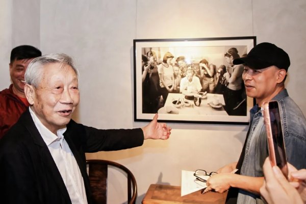 董明摄影艺术特展开幕，聚焦华人艺术家、黄山风光和抽象表达（图ZMTU3OTE1OTI=） - 资讯 - 站酷设计师第一资讯播报原创素材 - 站酷ZCOOL
