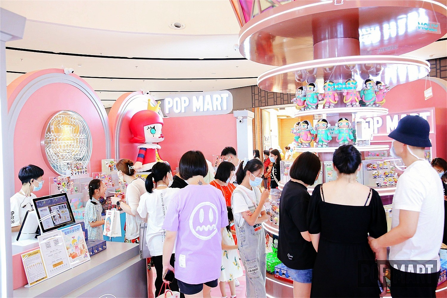 泡泡玛特周年展商场美陈设计如何提升氛围感？肆墨设计（图ZMTU4MTgzNjA=） - 资讯 - 站酷设计师肆墨设计原创素材 - 站酷ZCOOL