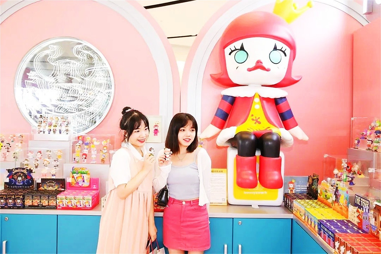 泡泡玛特周年展商场美陈设计如何提升氛围感？肆墨设计（图ZMTU4MTgzNzY=） - 资讯 - 站酷设计师肆墨设计原创素材 - 站酷ZCOOL