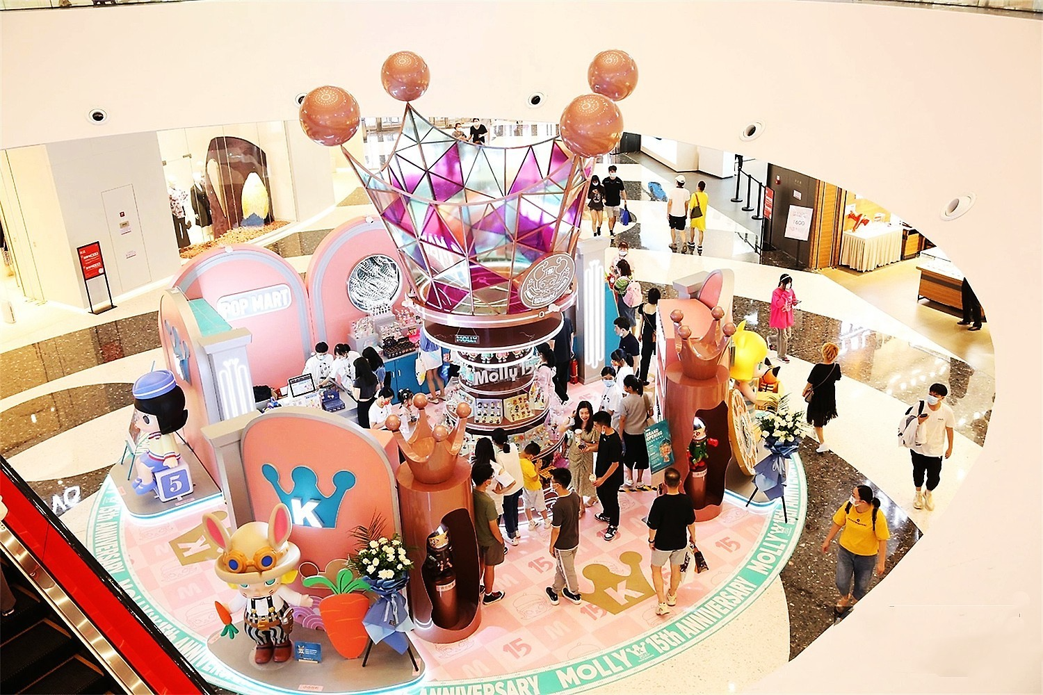 泡泡玛特周年展商场美陈设计如何提升氛围感？肆墨设计（图ZMTU4MTgzNzI=） - 资讯 - 站酷设计师肆墨设计原创素材 - 站酷ZCOOL