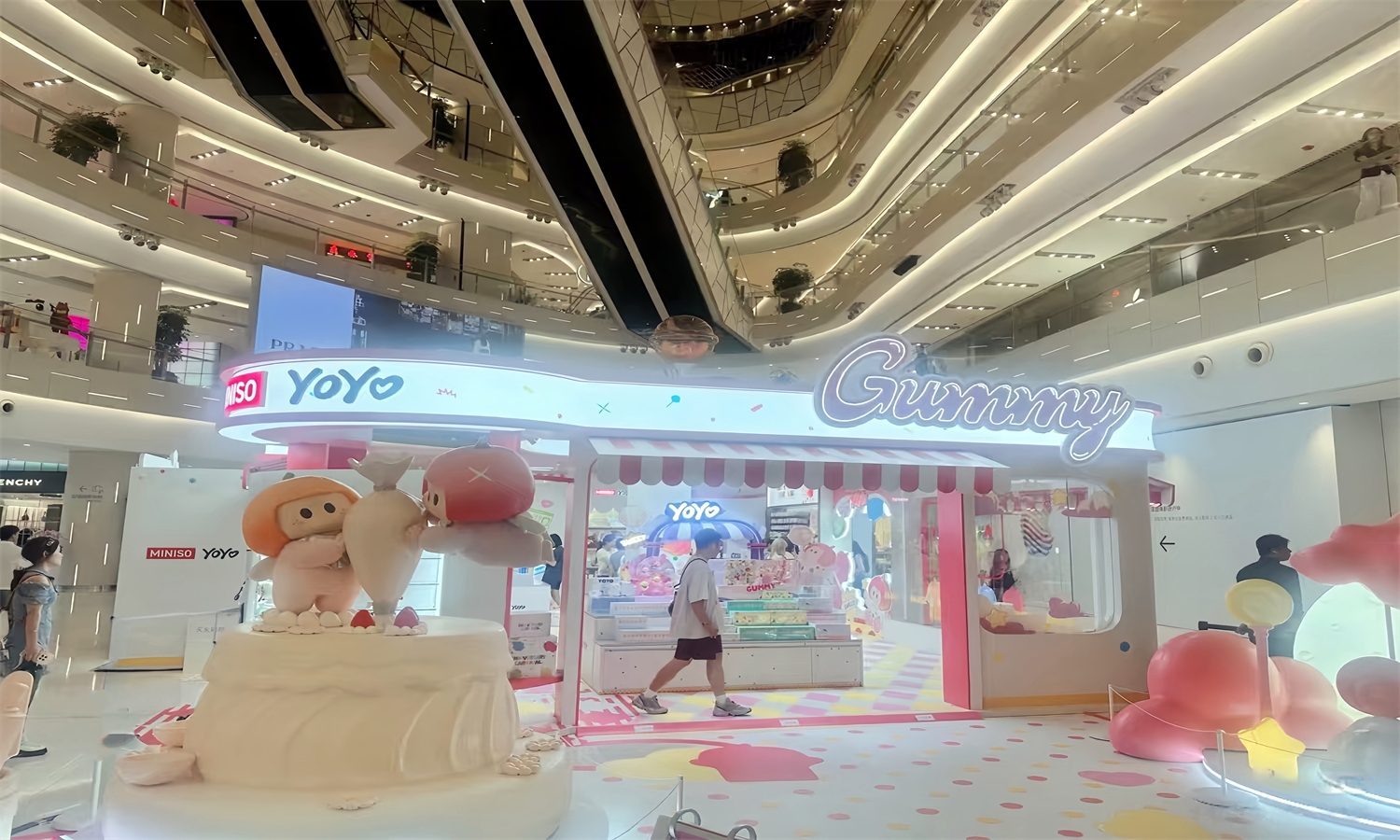 上海环贸iapm商场YOYO 酱快闪店：亲民潮玩IP落地高端场域，到底做对了什么？肆墨设计（图ZMTU4MjUzMTY=） - 资讯 - 站酷设计师肆墨美陈公司原创素材 - 站酷ZCOOL