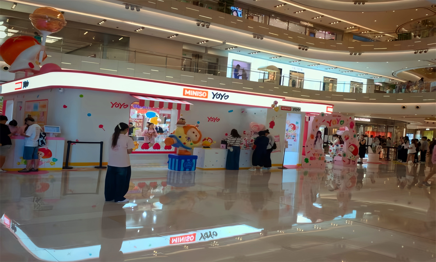 上海环贸iapm商场YOYO 酱快闪店：亲民潮玩IP落地高端场域，到底做对了什么？肆墨设计（图ZMTU4MjUzMjQ=） - 资讯 - 站酷设计师肆墨美陈公司原创素材 - 站酷ZCOOL