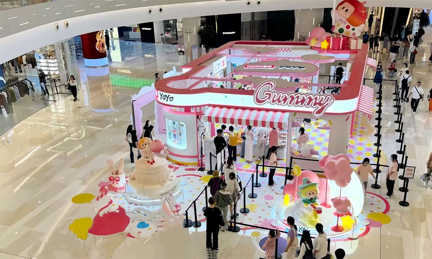 上海环贸iapm商场YOYO 酱快闪店：亲民潮玩IP落地高端场域，到底做对了什么？肆墨设计（图ZMTU4MjUzMzY=） - 资讯 - 站酷设计师肆墨美陈公司原创素材 - 站酷ZCOOL