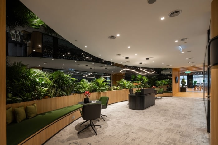 办公楼装修：木质光影隧道作空间旅程 哑光黑与实木共构工作台面（图ZMTU4MzI1ODQ=） - 资讯 - 站酷设计师凯悦办公装修原创素材 - 站酷ZCOOL
