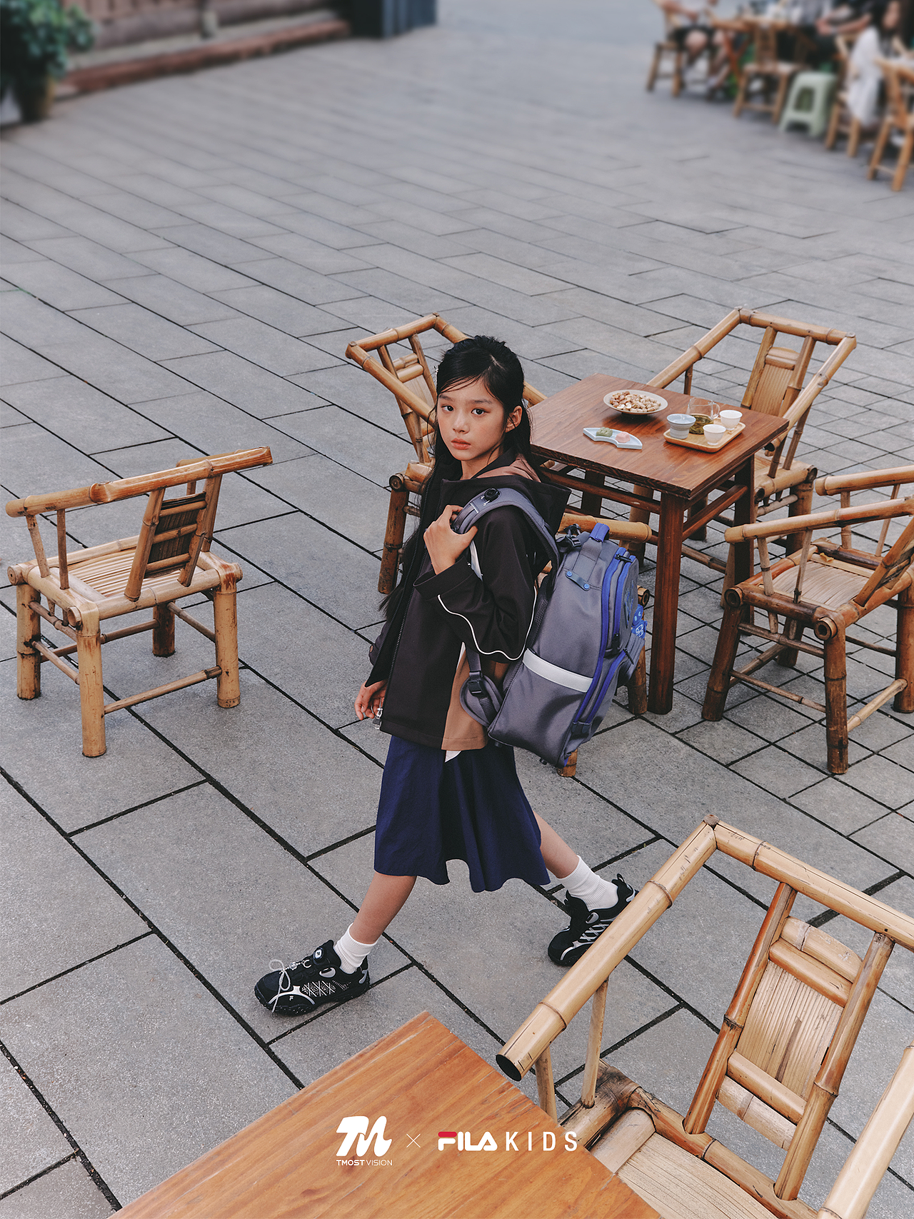 在老茶馆、拍组不一样的书包大片｜FILAKIDS蝶翼减负包（图ZNDExNDMzNzQ4） - 人像摄影 - 站酷设计师TMOSTKIDS原创素材 - 站酷ZCOOL