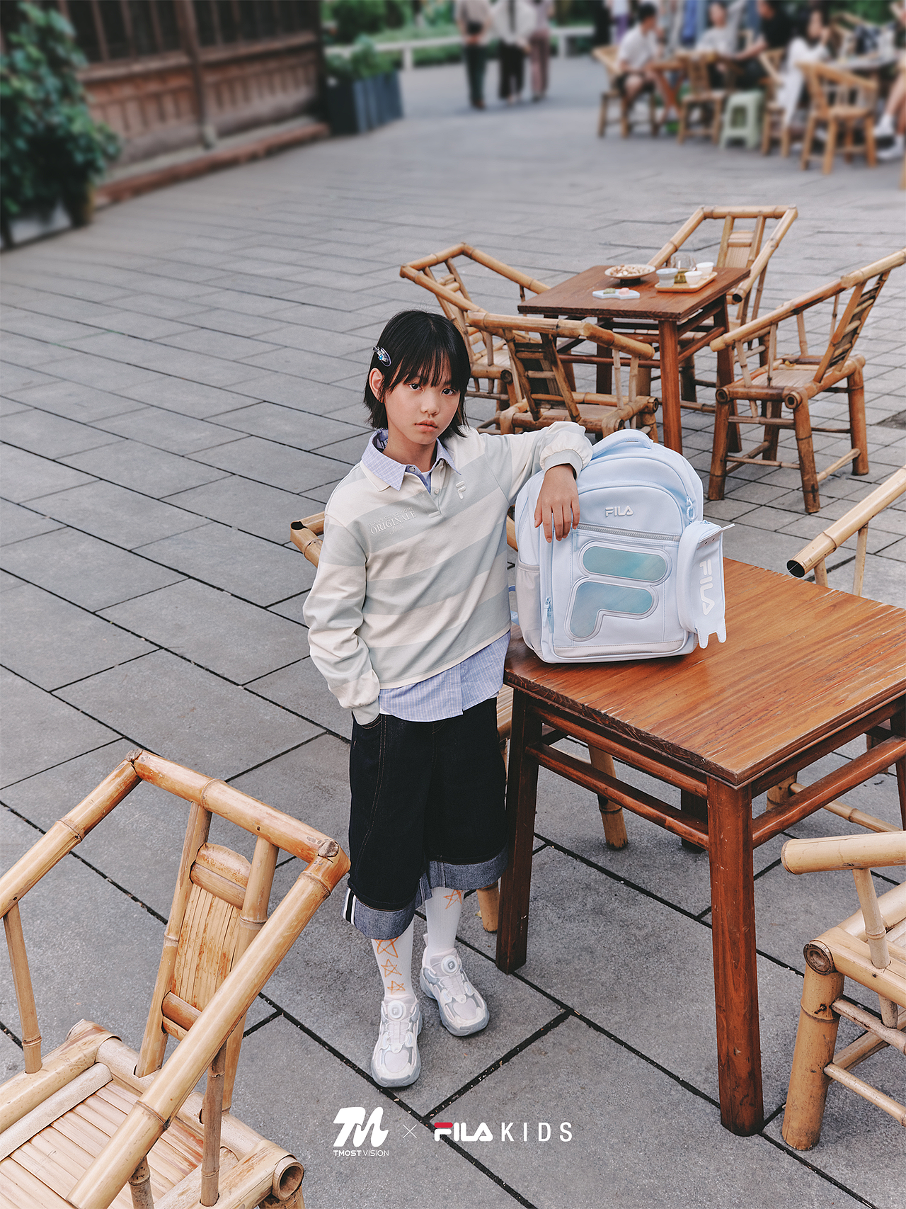 在老茶馆、拍组不一样的书包大片｜FILAKIDS蝶翼减负包（图ZNDExNDMzNzUy） - 人像摄影 - 站酷设计师TMOSTKIDS原创素材 - 站酷ZCOOL