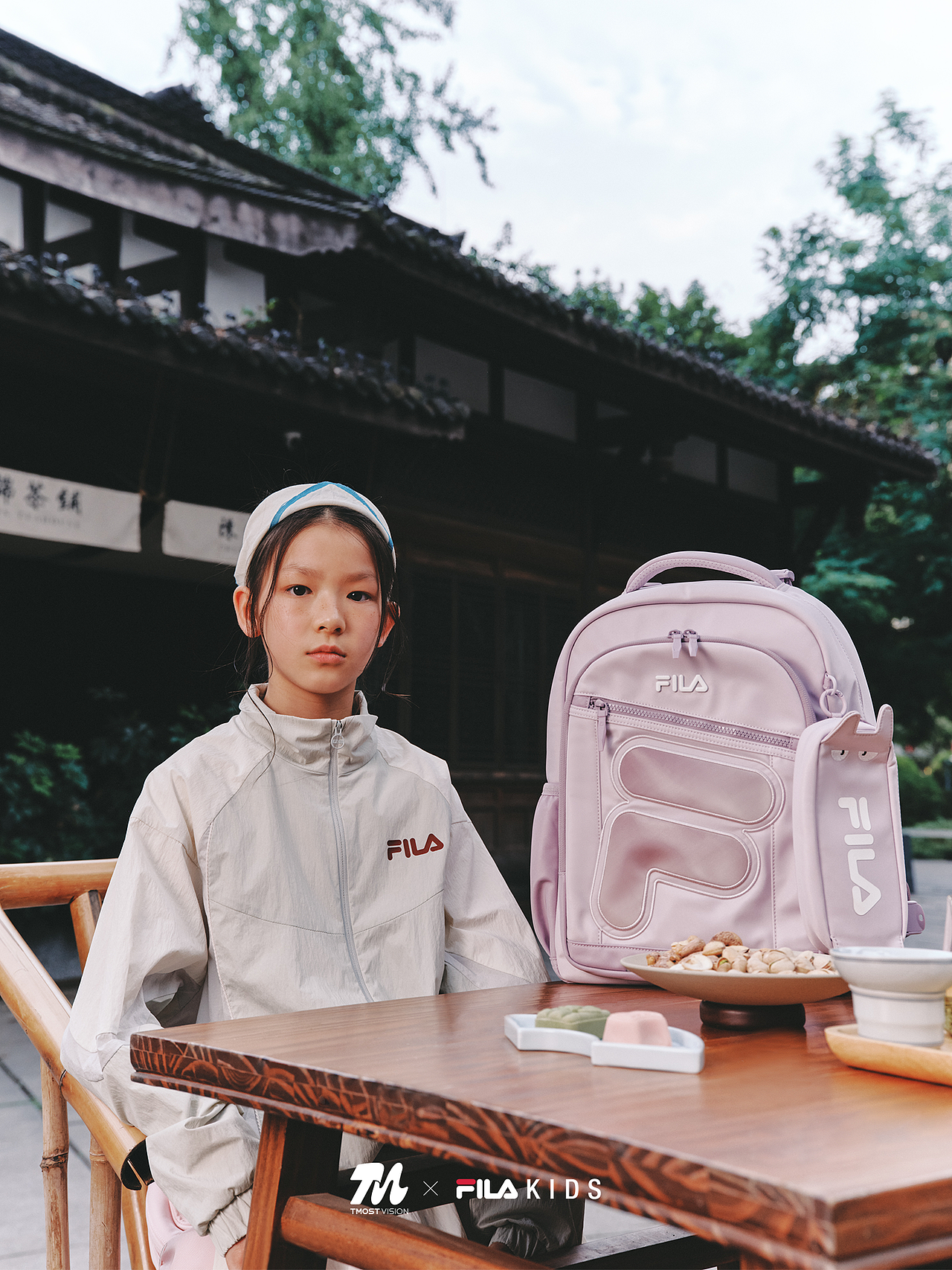 在老茶馆、拍组不一样的书包大片｜FILAKIDS蝶翼减负包（图ZNDExNDMzNzY4） - 人像摄影 - 站酷设计师TMOSTKIDS原创素材 - 站酷ZCOOL