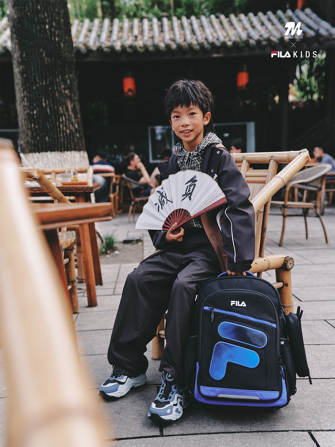 在老茶馆、拍组不一样的书包大片｜FILAKIDS蝶翼减负包（图ZNDExNDMzNzYw） - 人像摄影 - 站酷设计师TMOSTKIDS原创素材 - 站酷ZCOOL