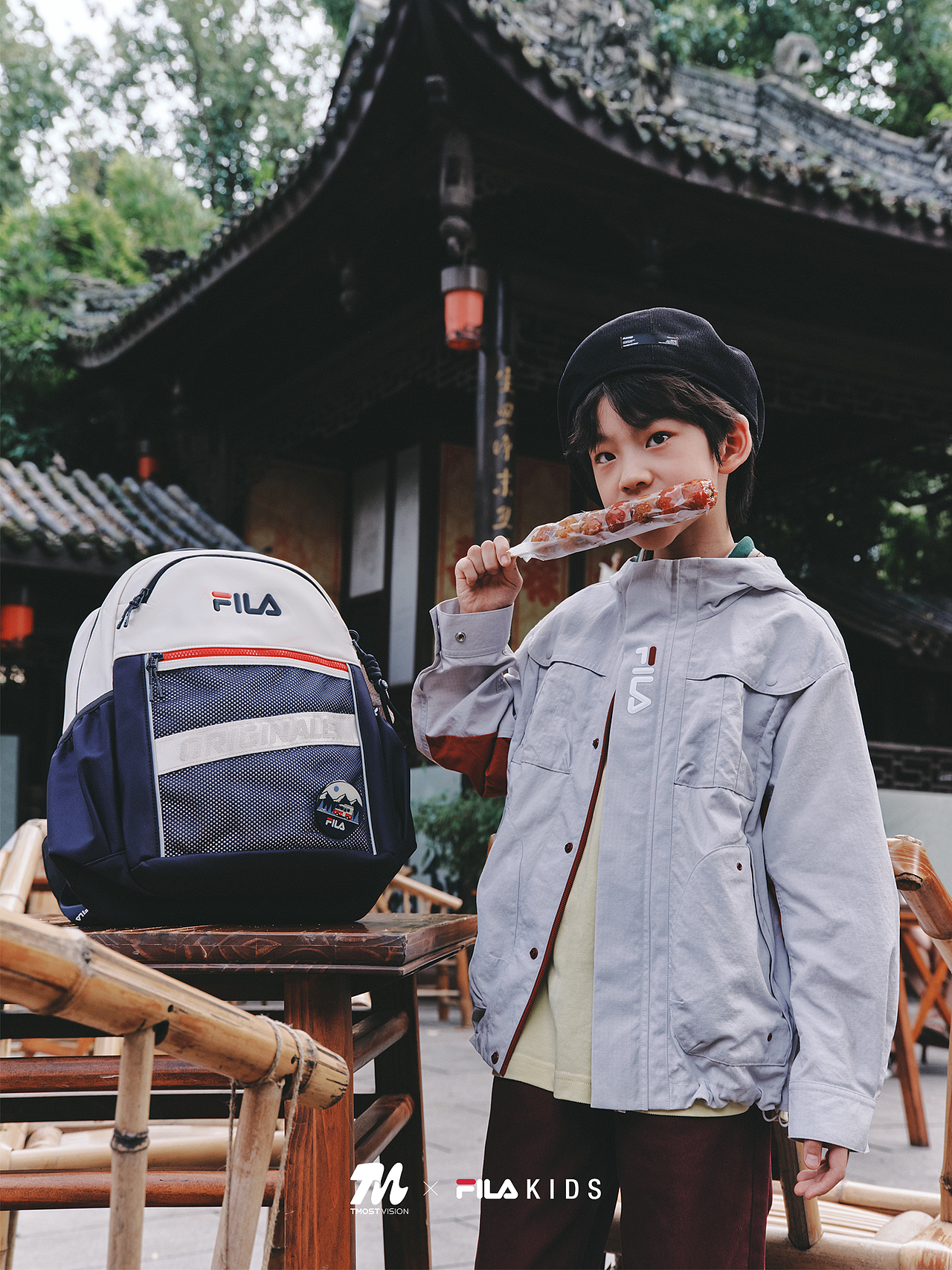 在老茶馆、拍组不一样的书包大片｜FILAKIDS蝶翼减负包（图ZNDExNDMzNzY0） - 人像摄影 - 站酷设计师TMOSTKIDS原创素材 - 站酷ZCOOL
