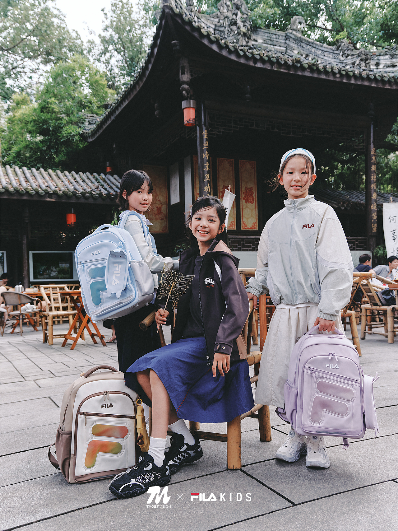 在老茶馆、拍组不一样的书包大片｜FILAKIDS蝶翼减负包（图ZNDExNDMzNzU2） - 人像摄影 - 站酷设计师TMOSTKIDS原创素材 - 站酷ZCOOL