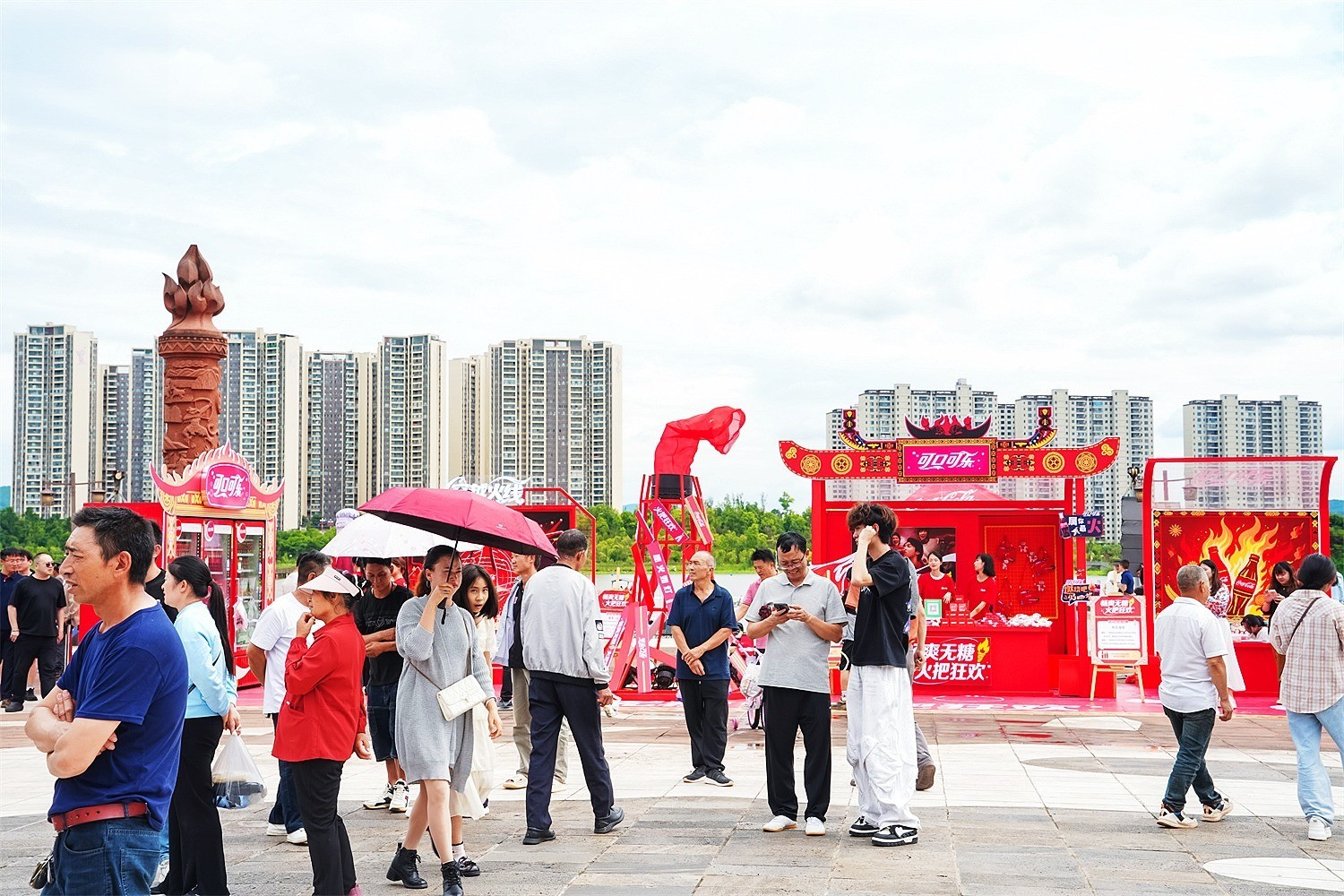 可口可乐火把狂欢活动美陈设计，怎样平衡商业与民俗？肆墨设计（图ZMTU4NDkwOTY=） - 资讯 - 站酷设计师肆墨设计原创素材 - 站酷ZCOOL