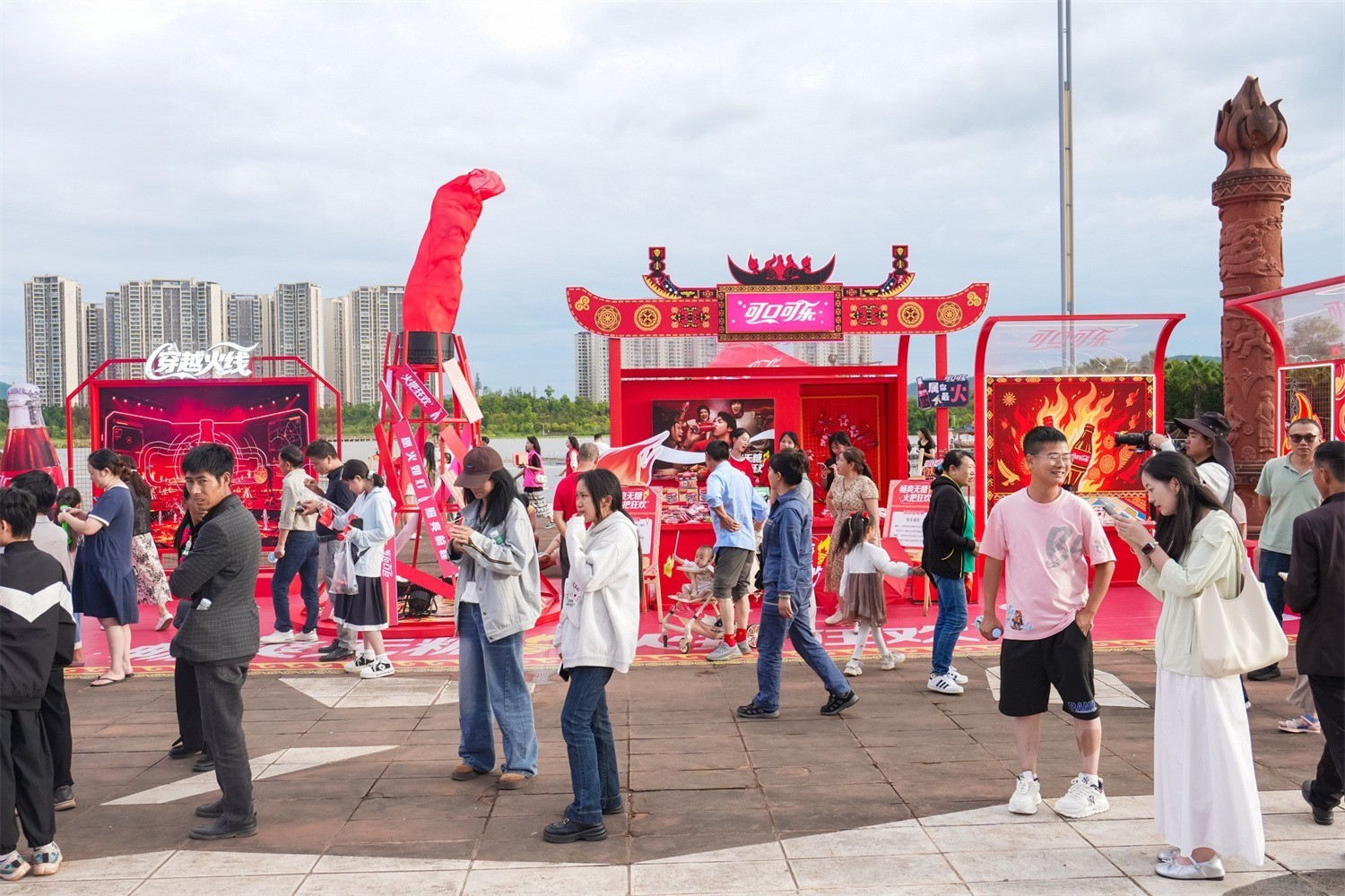 可口可乐火把狂欢活动美陈设计，怎样平衡商业与民俗？肆墨设计（图ZMTU4NDkwNjQ=） - 资讯 - 站酷设计师肆墨设计原创素材 - 站酷ZCOOL