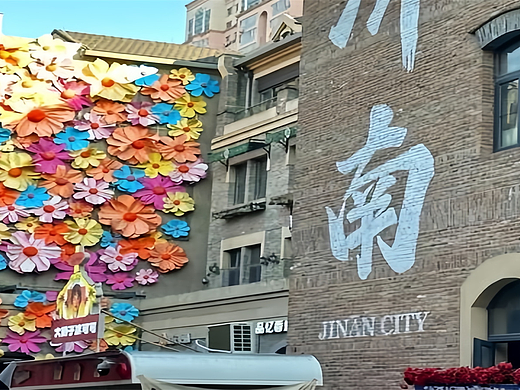 步行街中段没人逛？商业街区美陈如何破解 “首尾热、中间冷” 的困局？肆墨设计