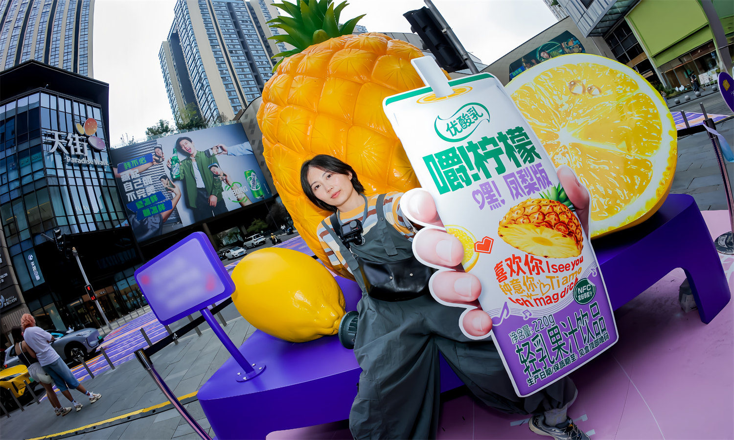 重庆时代天街优酸乳×邓紫棋应援咋出圈？拆解美陈逻辑-肆墨设计（图ZMTU5MDc0NjA=） - 观点 - 站酷设计师先锋策划设计汇原创素材 - 站酷ZCOOL