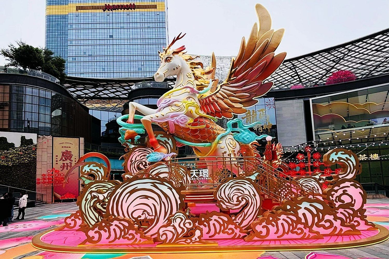 新年商场商业美陈如何设计？提升商场氛围与人气-肆墨设计（图ZMTU5MzkzMzI=） - 资讯 - 站酷设计师肆墨设计原创素材 - 站酷ZCOOL