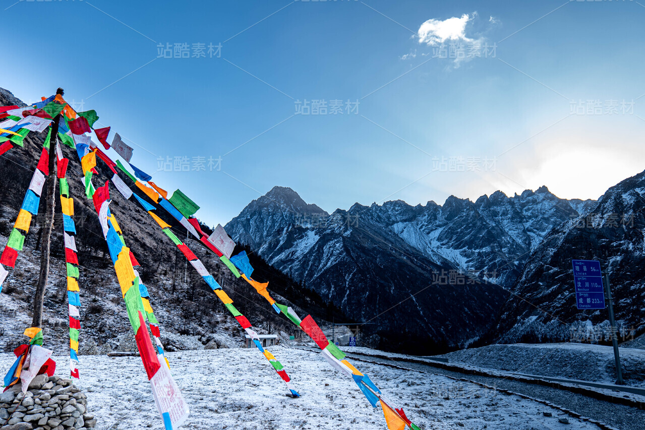 川西理小路尽头峰（经幡）