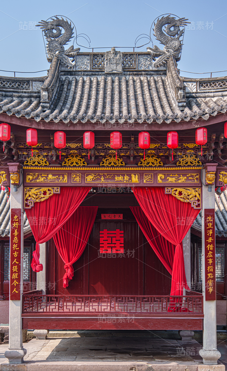 中式传统戏台，红灯笼与龙凤屋脊特写
