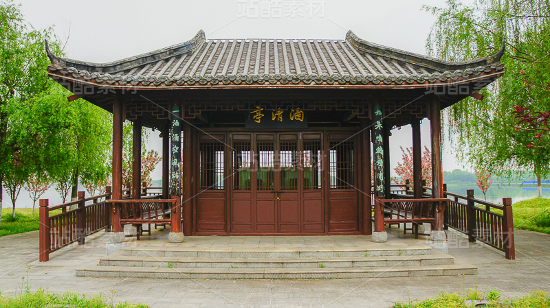 湖畔中式仿古凉亭 古典园林古建筑实拍风景