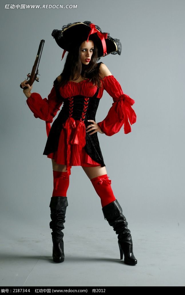 站着的红衣火枪手女性模特姿势大图图片