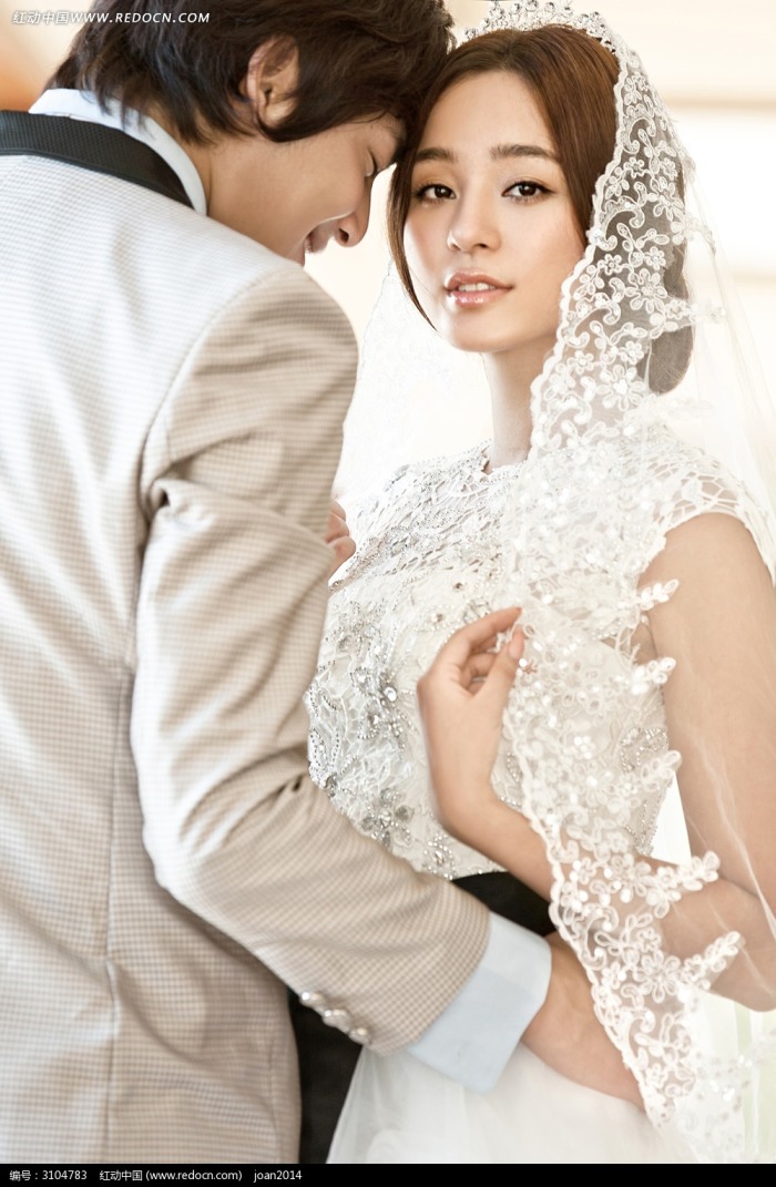 头碰头微笑的情侣婚纱摄影图片