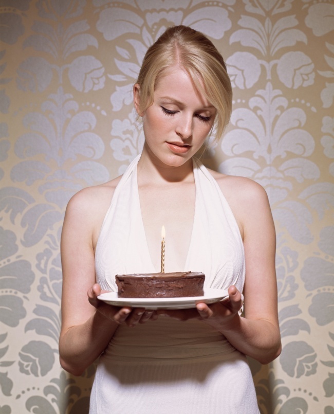 生日许愿的欧美美女图片