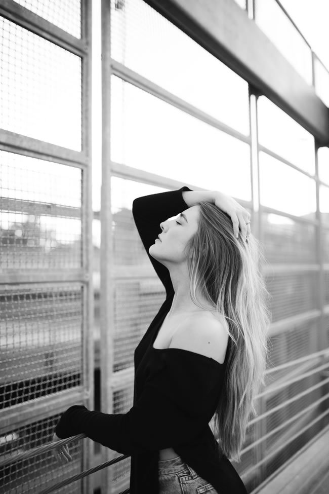 黑白色性感美女图片