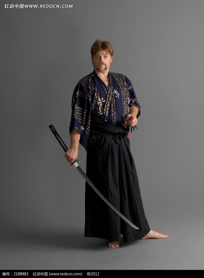 拿着武士刀的男人正面摄影图片jpg