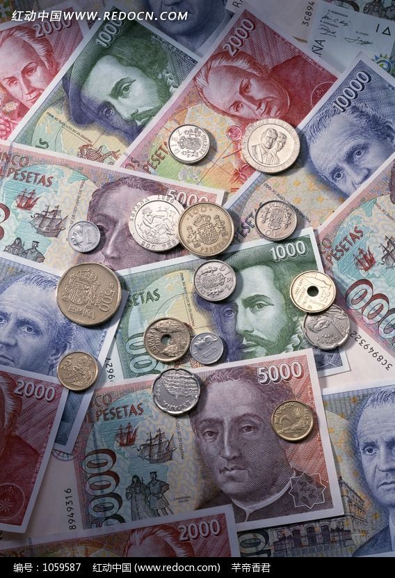 堆在一起的硬币和纸币图片