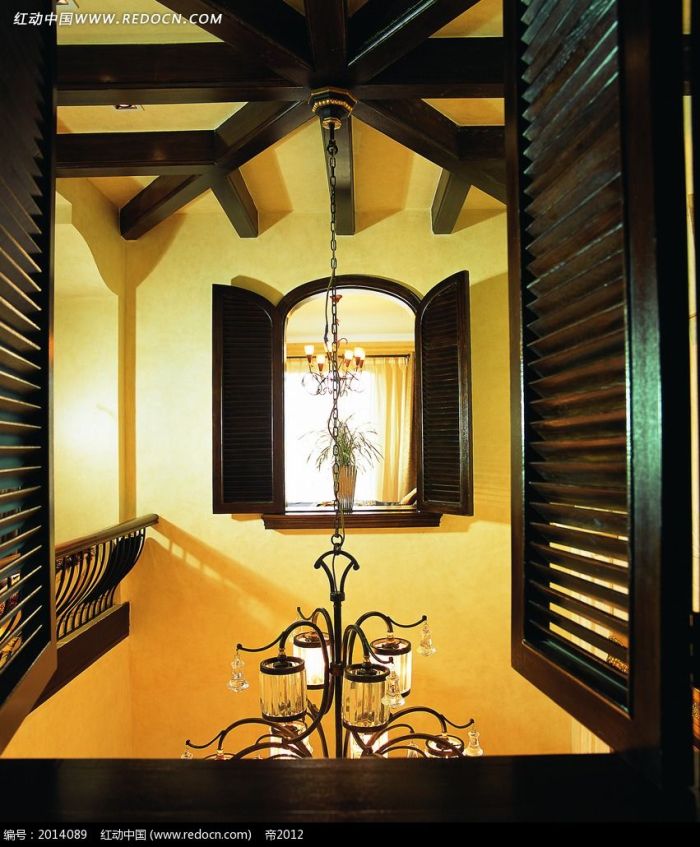 推开小窗户和屋顶的豪华吊灯图片
